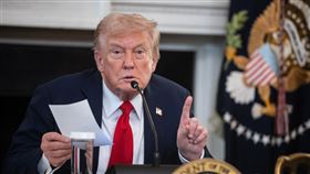 美國總統川普8日手持國務卿盧比歐遞來的通知。川普接過通知後，就預告加薩停火協議即將達成，不久他就在社群發文稱以色列、哈瑪斯雙方都同意了協議。（圖／美聯社／達志影像）