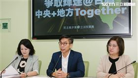 民進黨團9日上午召開記者會，呼籲中央與地方政府一起合作，爭取讓輝達海外企業總部落腳台灣。幹事長鍾佳濱、書記長陳培瑜、立委暨民進黨政策會執行長吳思瑤出席。（圖／記者楊士誼攝影）