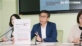 民進黨團9日上午召開記者會，呼籲中央與地方政府一起合作，爭取讓輝達海外企業總部落腳台灣。幹事長鍾佳濱、書記長陳培瑜、立委暨民進黨政策會執行長吳思瑤出席。（圖／記者楊士誼攝影）