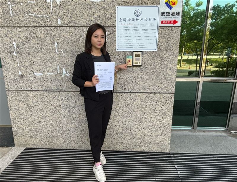 遭國民黨影射與「美濃大峽谷」案有關的邱議瑩服務處副主任林慧欣今（9）日親赴橋頭地方檢察署提告。（圖／邱議瑩國會辦公室提供）