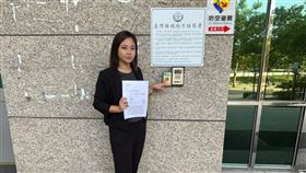 遭國民黨影射與「美濃大峽谷」案有關的邱議瑩服務處副主任林慧欣今（9）日親赴橋頭地方檢察署提告。（圖／邱議瑩國會辦公室提供） 