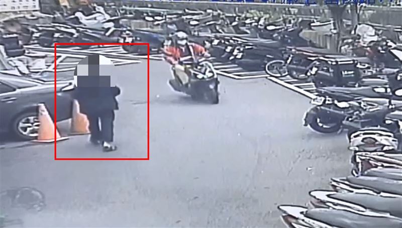 許翁行兇後準備棄置兇刀。（圖／翻攝畫面）