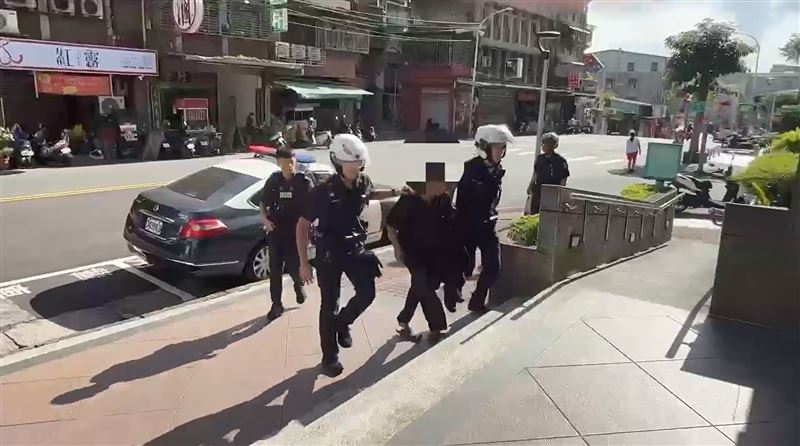 許翁被警方逮捕送辦。（圖／翻攝畫面）