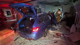 台中轎車凌晨撞進民宅，8旬婦睡夢中被撞死，兒悲喊 :我媽在下面(圖／翻攝畫面)