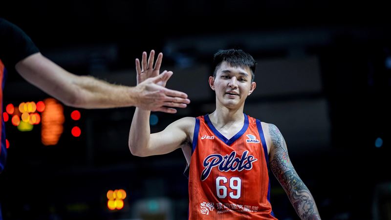 桃園璞園領航猿一哥「夜王」盧峻翔好表現讓黃金國王主將、日本媒體記者都讚嘆不已。（圖／EALS提供）