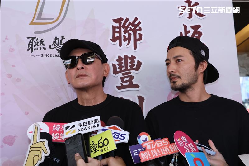 《角頭》系列的演員好友王識賢、古斌今（8）日現身靈堂。（圖／記者鄭孟晃攝影）