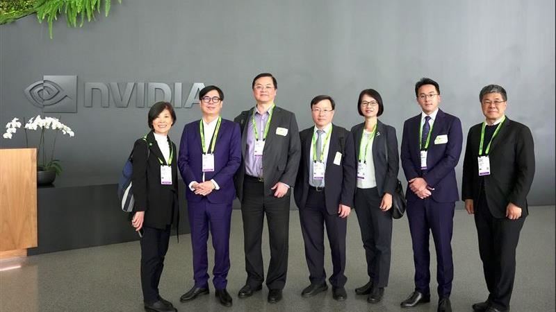 輝達台灣總部選址卡關之際,高雄市長陳其邁再出招,端出亞灣205兵工廠這塊「全台最貴素地」邀請輝達進駐。這片58公頃軍事用地即將移交市府,未來將打造成AI研發園區。陳其邁強調,高雄不是備案,而是下一個十年的起點。從「智慧高雄燈塔計畫」到輝達GTC舞台,高雄正以行動證明,它早已準備好迎接AI巨人。(圖/翻攝自陳其邁臉書)
