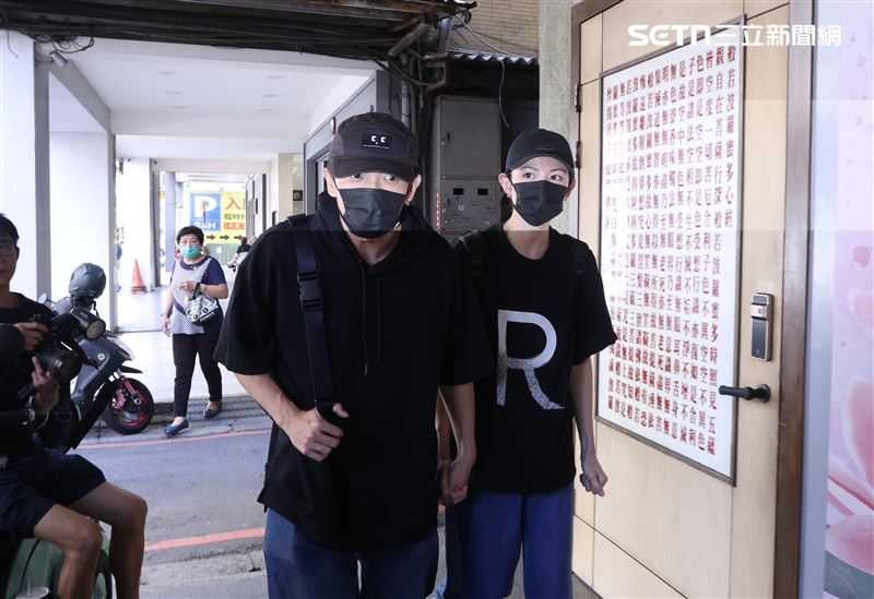 黃尚禾、李千娜夫婦連續兩天來靈堂。（圖／記者鄭孟晃攝影）