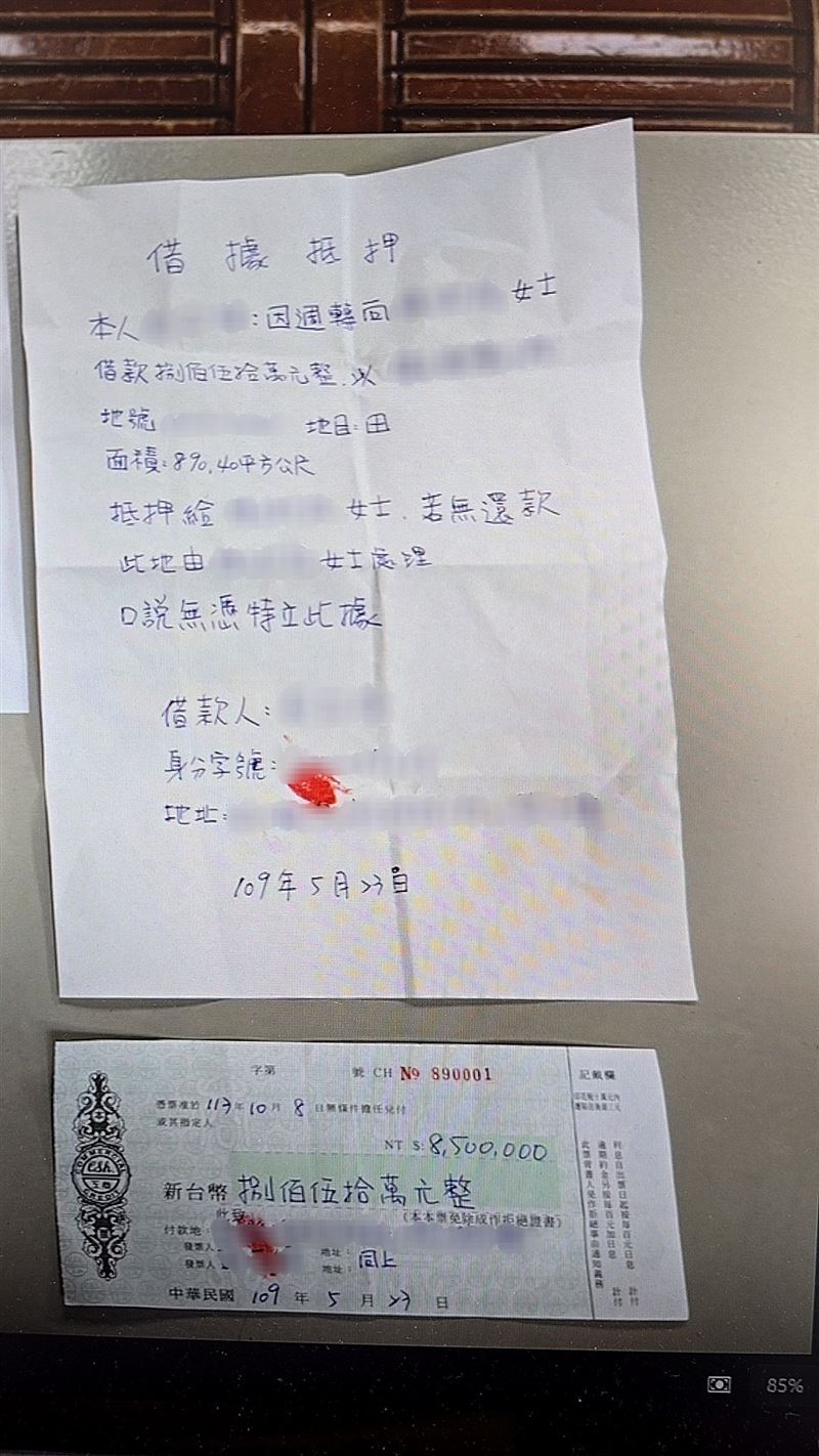 新竹彭姓男子猝逝，李姓婦人追到殯儀館「瞻仰遺容」，趁機拿彭男的手在本票和借據上蓋印。（圖／翻攝畫面）