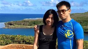 顏正國妻子從國中就認識他，常去獄中探望他、寫信不斷。曾說：我用一生去相信他改變了。全網感動落淚（圖／翻攝自顏正國臉書、翻攝自《放下拳頭，揮毫人生新顏色：好小子顏正國的青春與覺醒》）