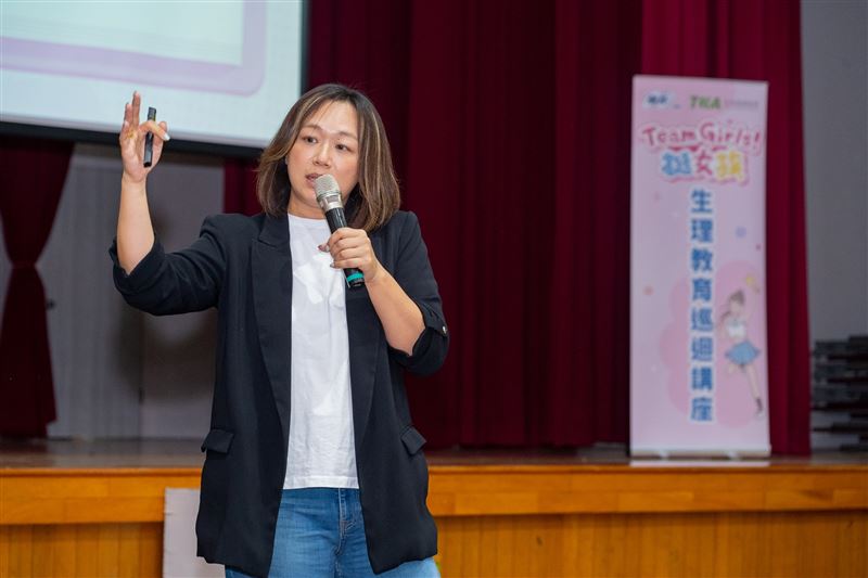 本次校園講座特別邀請性平講師白雪麻麻（王依琪），以淺顯易懂的方式，從身體知識談到人際困擾，將生理教育轉化為孩子能理解的語言，引導孩子們以正向態度面對並認識生理相關知識。(圖／主辦單位)