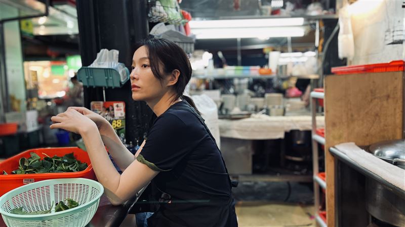 蔡淑臻在《左撇子女孩》中飾演一名在夜市擺攤的單親媽媽，憔悴但必須成為女兒們靠山的模樣，讓觀眾心疼。（圖／光年映畫提供）