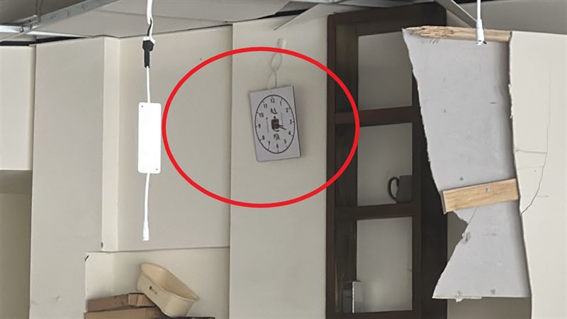 店內其中一個時鐘，更定格在案發的3時20分，畫面令人鼻酸。（圖／翻攝畫面）