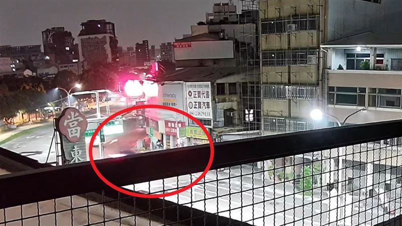 監視器拍下車禍撞擊瞬間，藍色轎車闖紅燈沒踩煞車，高速撞進茶行內。（圖／翻攝自Threads @ghost729）)