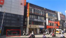 警方獲報抵達男子墜樓現場。（圖／記者莊淇鈞攝影）