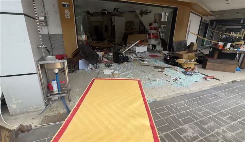高速行駛的轎車宛如炸彈一般撞進茶行，室內家具全毀、一片狼藉。(圖／翻攝畫面)
