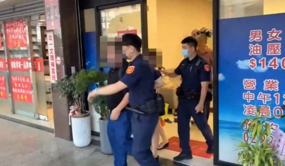 警方在現場逮捕了櫃檯負責媒介性交易的柯姓女子，以及5名男客和5名按摩小姐。（圖／翻攝畫面）