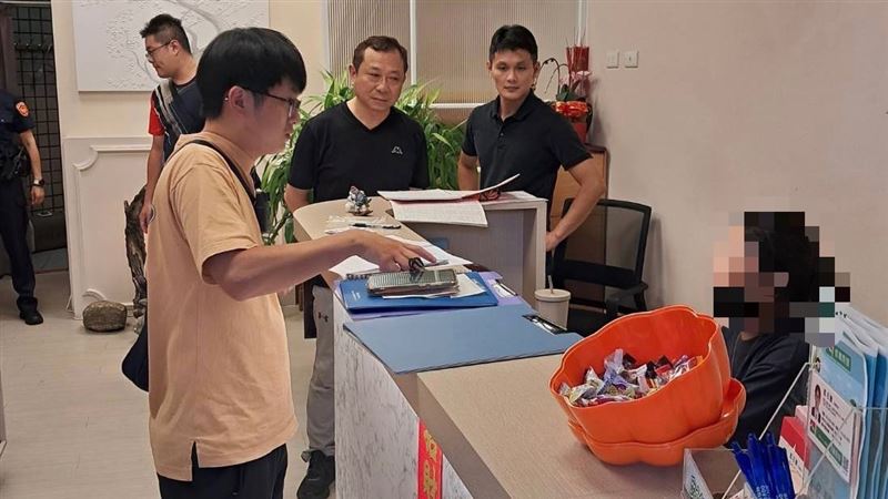 新北市土城警方日前持搜索票，當場查獲不法行為。（圖／翻攝畫面）