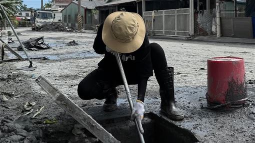 正妹鏟土挖水溝救災滿身泥！竟是大咖女神
