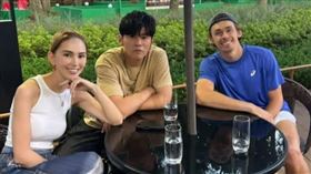 昆凌（左起）、周杰倫和德米瑙爾合照。（翻攝jaychou IG）