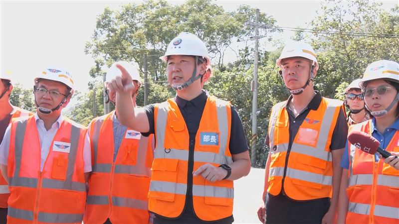交通部長陳世凱宣布馬太鞍溪便道10月10日下午15時提前通車。（圖／交通部提供）