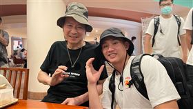 政大雄鷹籃球隊創辦人暨領隊姜豐年與出身花蓮、現效力於新北國王籃球隊的林彥廷。（圖／政大雄鷹提供）