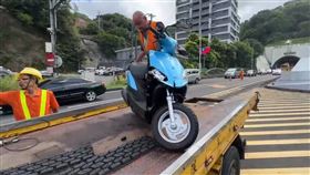 機車,車禍,BMW電動車,追撞,大業隧道,高速公路。（圖／翻攝畫面）