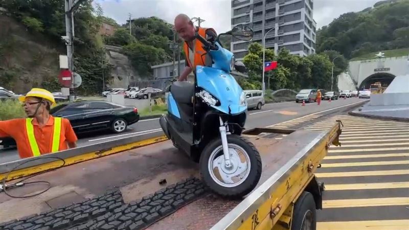 基隆一台機車騎到大業隧道內，追撞前方的BMW電動車。（圖／翻攝畫面）