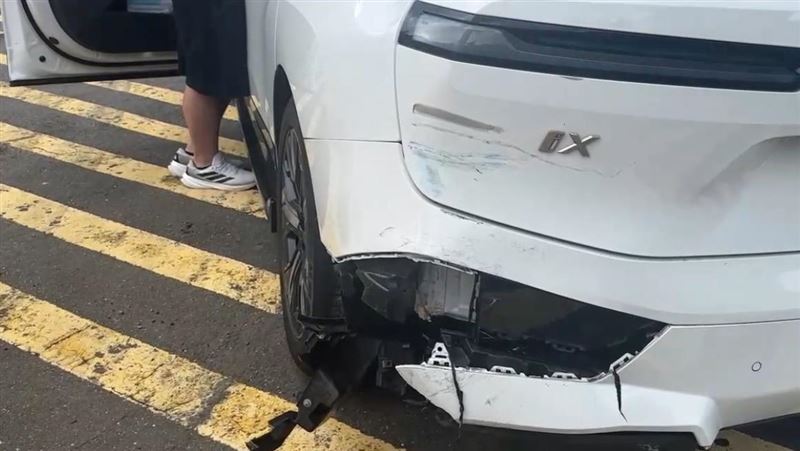 基隆一台機車騎到大業隧道內，追撞前方的BMW電動車。（圖／翻攝畫面）