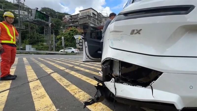 基隆一台機車騎到大業隧道內，追撞前方的BMW電動車。（圖／翻攝畫面）