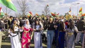 慶祝波斯新年的僑居德國庫德族人。庫德族人人數約3000萬，是全球最大的無國家民族，伊朗等國政府長年就與追求獨立、自治的庫德族武裝團體對抗。（圖／美聯社／達志影像）