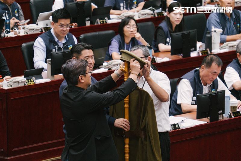 陳賢蔚送出一套酷似蔣介石身穿的軍裝與衣帽架給蔣萬安。（圖／記者楊士誼攝影）