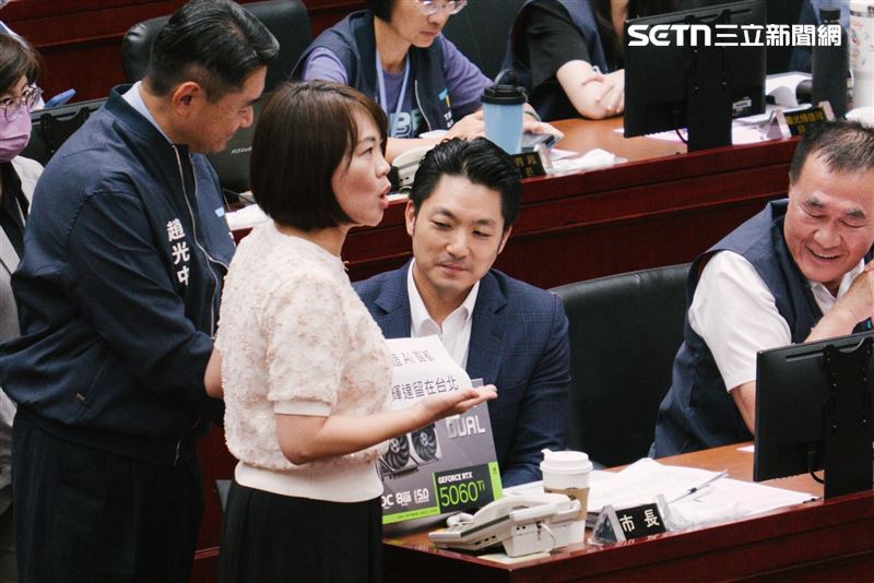 簡舒培將「市民委託送出」的輝達顯卡送給蔣萬安。（圖／記者楊士誼攝影）