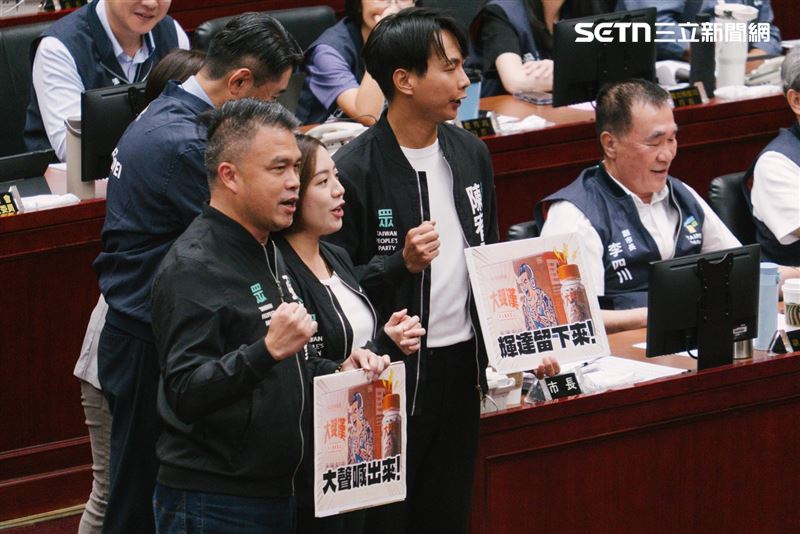 民眾黨送館長的保健品「大聲漢」給蔣萬安，希望蔣萬安大聲喊出「要輝達留在台北」。（圖／記者楊士誼攝影）
