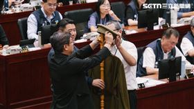 民進黨團集體送兩萬一紙板、簡舒培送輝達顯卡、民眾黨送館長「大聲漢」（圖／記者楊士誼攝影）