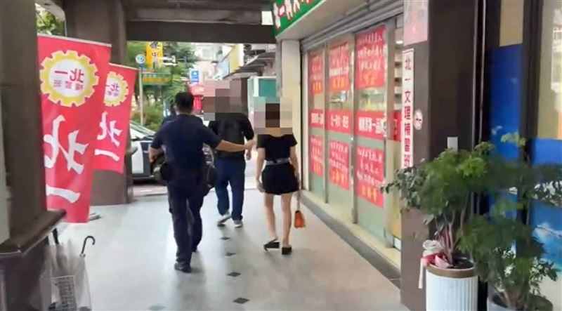 警方帶走尋芳客跟外籍按摩小姐。（圖／翻攝畫面）