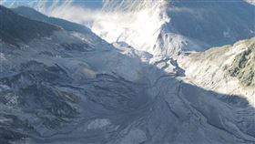 淹塞湖出水口景觀，一週前還浸在水中，如今砂石裸露。（圖／林業署花蓮分署）