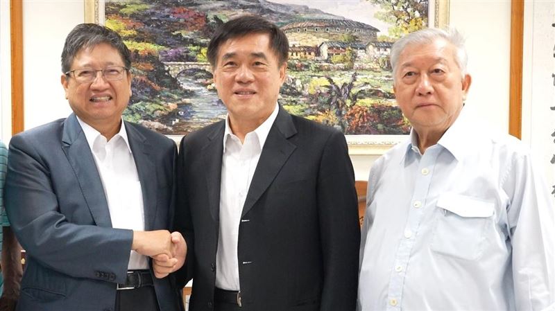 郝龍斌（右2）獲得楊文科（右3）和邱鏡淳（右1）的力挺。（圖／翻攝自郝龍斌臉書）