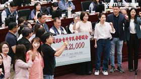 民進黨團集體送兩萬一紙板、簡舒培送輝達顯卡、民眾黨送館長「大聲漢」（圖／記者楊士誼攝影）