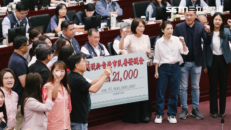 快發錢!北市議會民進黨團送蔣萬安支票