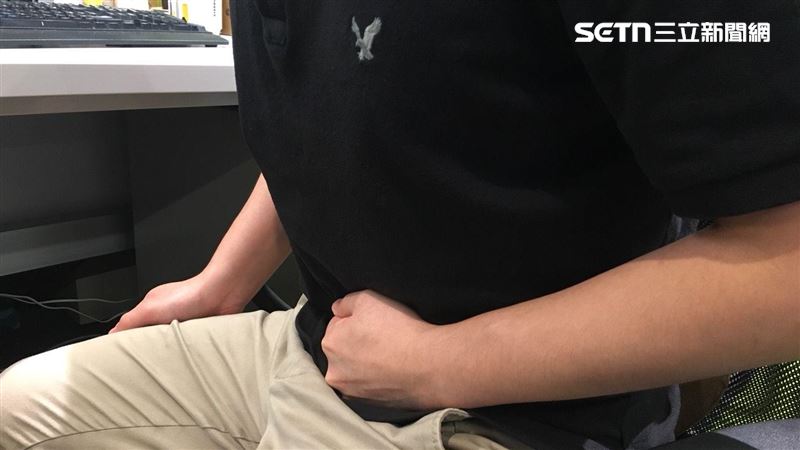 打嗝便秘拖兩月才就醫　驚見「整顆頂到」