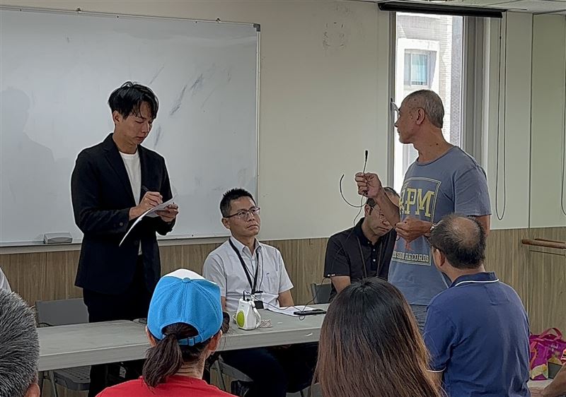 陳宥丞（左）召開記者會，強調必須確保市民與勞工都獲得交代。（圖／翻攝畫面）