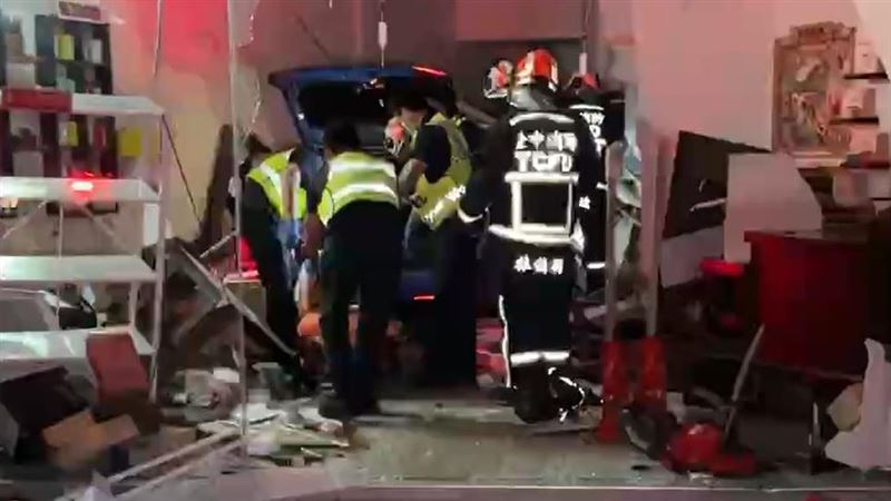 劉姓男子毒駕撞進五權西路一間茶葉行，導致在1樓熟睡的母子倆來不及逃，釀成1死1傷。（圖／翻攝畫面）