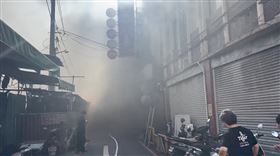 鐵皮倉庫火警現場濃煙竄天。（圖／翻攝畫面）