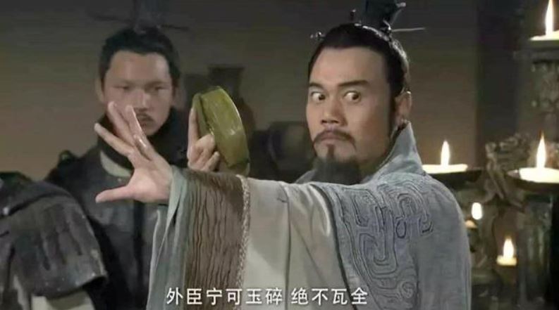 當秦王試圖強奪玉璧時，藺相如隨即高舉和氏璧怒斥：「若敢失信，我寧碎玉而死！」（影視示意圖／翻攝自百度百科）