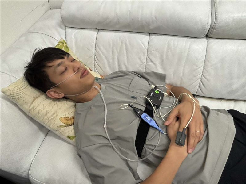 范先生在醫師建議下戴了陽壓呼吸器,治療呼吸中止症造成的缺氧問題,使用約三周,他白天的精神改善許多。(圖/桃園電子報提供)