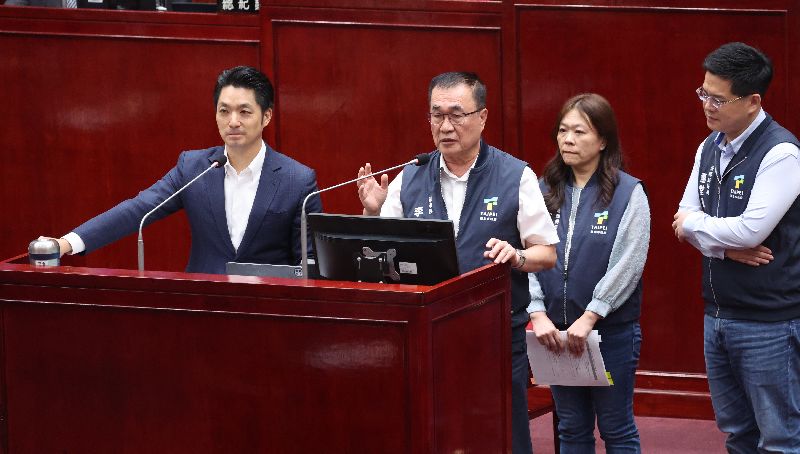 蔣萬安（左1）、李四川（左2）列席備詢，回應輝達用地卡關議題，李四川表示，新壽有私下要求140億元解約條件，但並沒有正式送公文來。（圖／中央社）