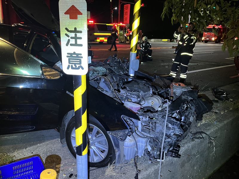 轎車車頭全爛，張姓駕駛卡在座位上沒有生命跡象，送醫不治。（圖／翻攝畫面）