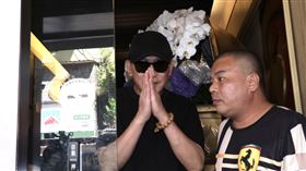 王識賢在現場受訪時相當哀戚，表示接到噩耗時「完全不敢相信」。（圖／記者鄭孟晃攝影）