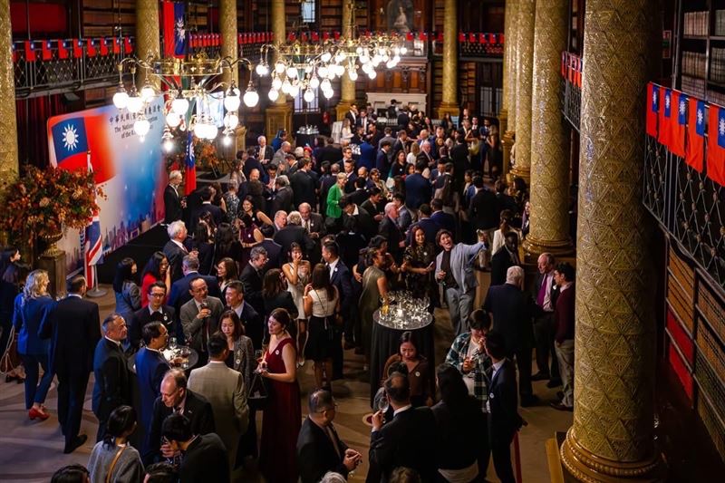 駐英國台僑聚集慶賀我國114年國慶！（圖／外交部提供）